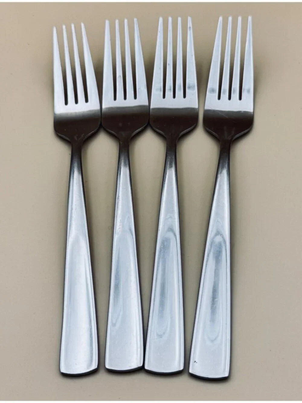 4 Mikasa EVERETT Dinner Forks 18/10 Glossy Stainless Steel